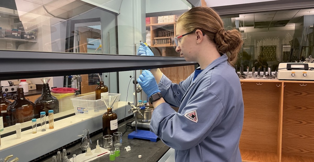 Emma Green working in lab at Illinois College