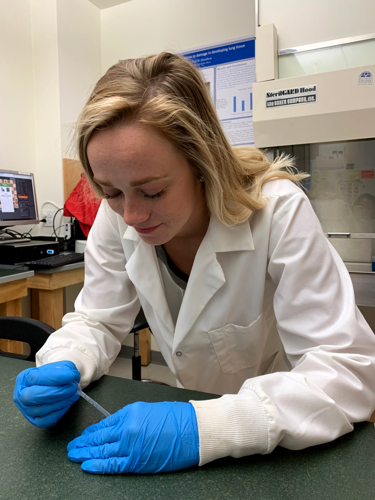 Anna in lab
