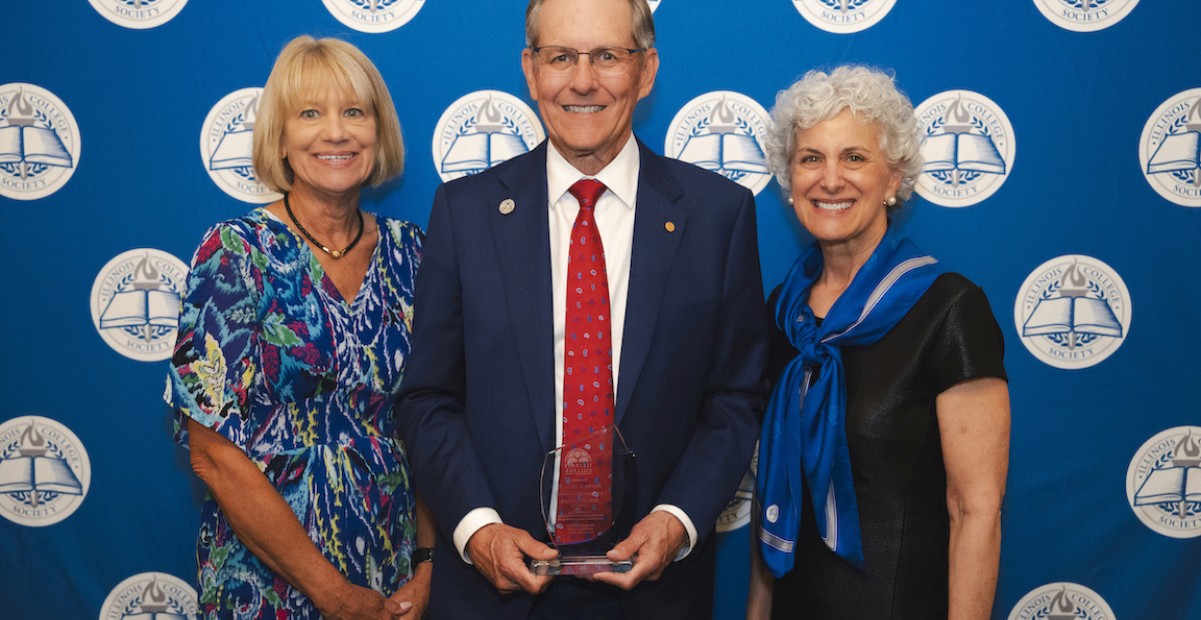 Betsy and Steven R. Mills ’77 with Illinois College President Barbara A. Farley