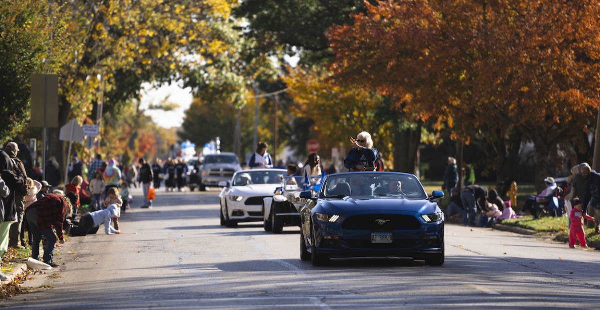 Cars driving in line on the homecoming parade route