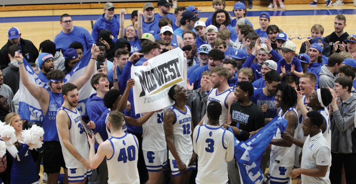 Men's basketball celebrates their MWC Championship win.