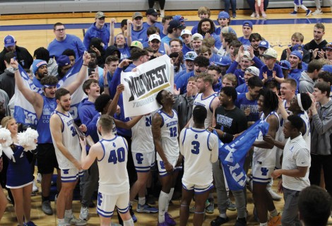 Men's basketball celebrates their MWC Championship win.