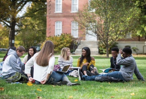 Illinois College students on campus