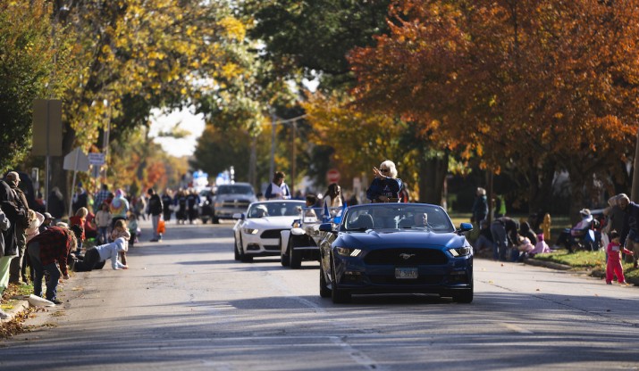 Cars driving in line on the homecoming parade route