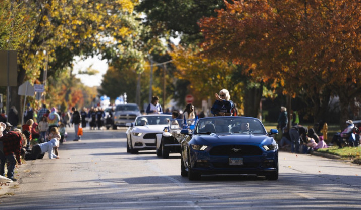 Illinois College homecoming parade